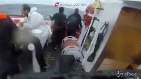 Lampedusa, urla disperate di una bimba in mare: salvata dalla Guardia Costiera