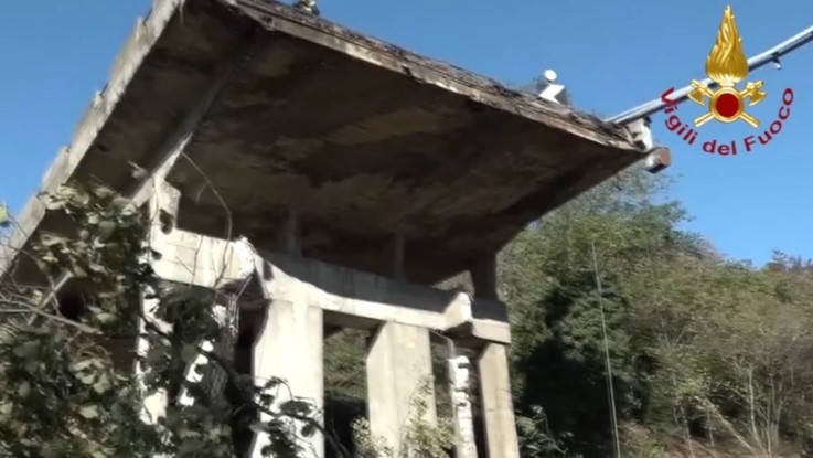 Viadotto crollato, Procura dispone chiusura di un tratto della A26