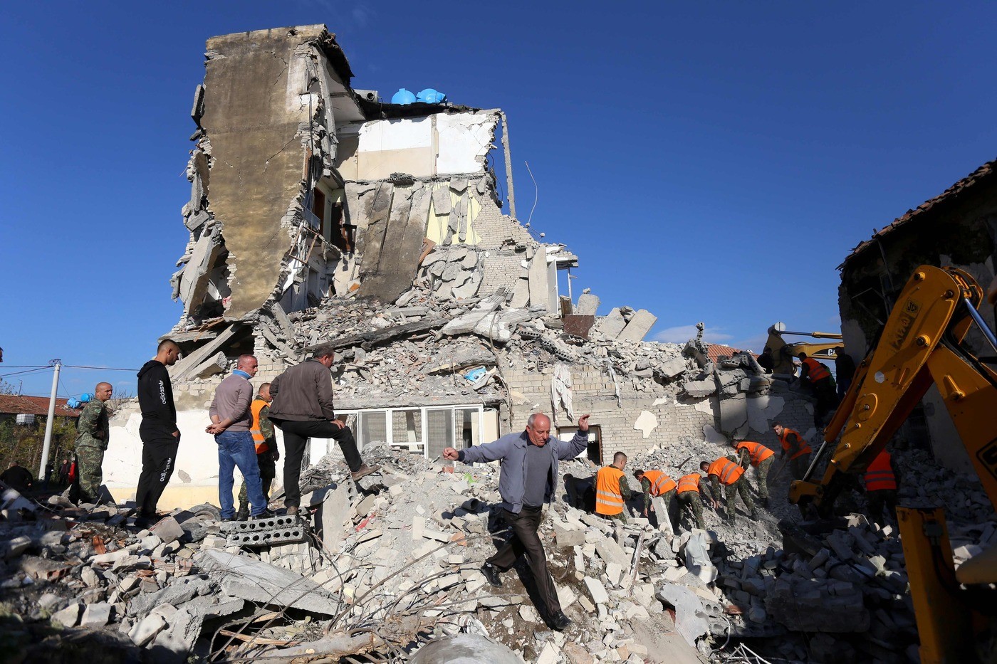 Forte terremoto in Albania. Magnitudo 6.5. Oltre venti morti e 600 feriti