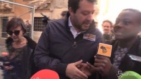 Salvini “assediato” dal giornalista di colore: “Il bacio in bocca no, che schifo”