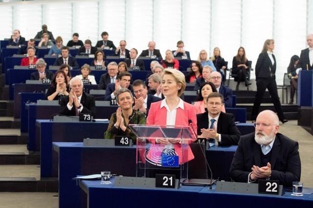 Ue, via libera alla Commissione Von der Leyen: 416 i voti favorevoli