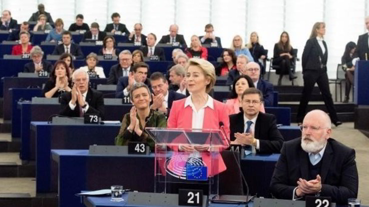 Ue, via libera alla Commissione Von der Leyen: 416 i voti favorevoli