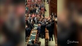 Bagarre in Parlamento sul Mes, si sfiora la rissa tra deputati Pd e Lega