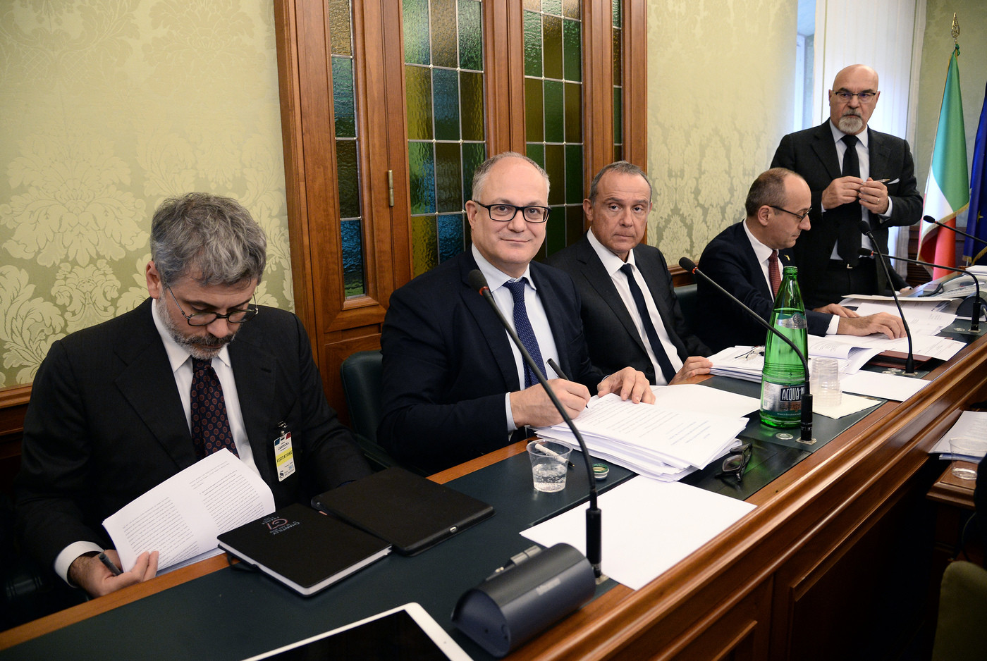 Mes, Gualtieri: Comico sostenere che ci metta in pericolo. Bagarre alla Camera