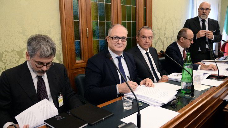 Mes, Gualtieri: Comico sostenere che ci metta in pericolo. Bagarre alla Camera