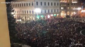Sardine a Genova intonano “Bella Ciao”, De André e l’Inno di Mameli