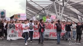 Fridays for Future, studenti in piazza a Napoli: “Basta finanziare le mafie”
