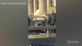 Momenti di paura sul London Bridge: le immagini dei social