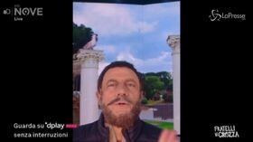 Crozza imita Salvini: “Tutto il giorno al cellulare per il bene degli italiani”