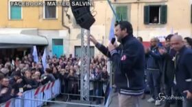 Salvini alla contestatrice: “Peace and love, metti dei fiori nel tuo cannone”