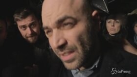 Saviano in piazza con le Sardine a Milano: “Rischio deriva autoritaria, qui gli anticorpi alla Lega”