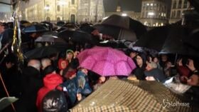“Bella Ciao” in piazza del Duomo: sotto una pioggia battente migliaia di Sardine anche a Milano