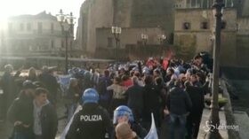 Napoli, al via Cop 21 del mare: tensioni tra attivisti e forze dell’ordine all’ingresso di Castel dell’Ovo