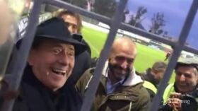 Olbia-Monza, Berlusconi ai tifosi: “Vi devo salutare perchè devo andare a pu…ne”