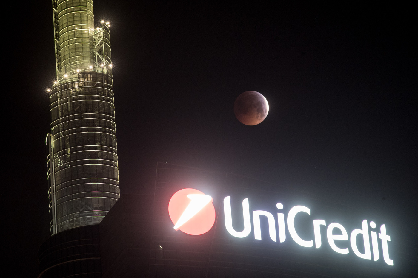 Unicredit, taglia 500 filiali: In Italia tra i 5.000 e i 5.500 esuberi