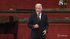 Amedeo Minghi canta”Trottolino amoroso” in Senato: l’esibizione è virale