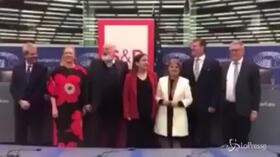 Membri socialisti della Commissione Ue cantano “Bella Ciao”, ira di Giorgia Meloni