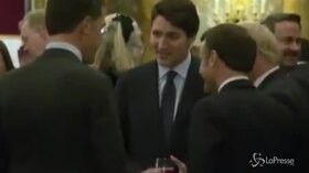 Vertice Nato, Trudeau, Macron e Johnson sfottono Donald Trump