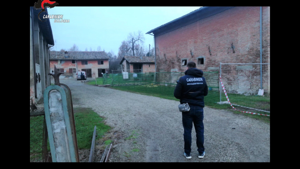 Bologna, sente rumori in casa: spara e uccide un uomo