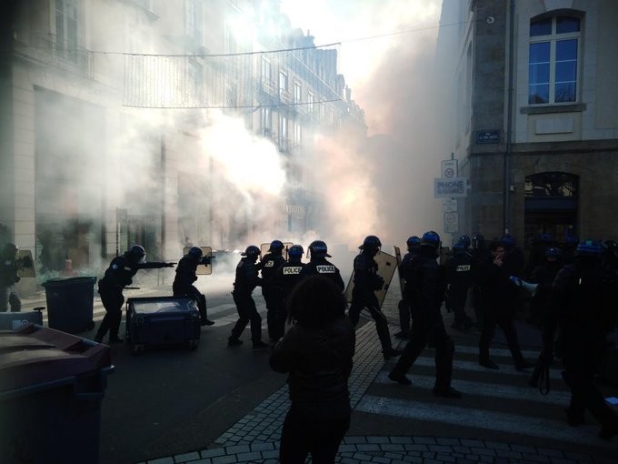 Francia in piazza per le pensioni: scontri a Parigi