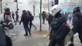 Sciopero in Francia, scontri a Parigi tra polizia e black bloc
