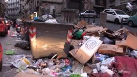 Emergenza rifiuti a Napoli, l’esasperazione dei residenti di Forcella