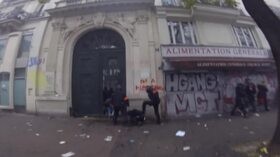 Parigi, massacrato a terra dai poliziotti: indignazione in Francia