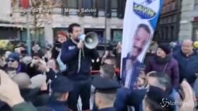 Milano, Salvini ai giornalisti: “Potete allontanarvi? Sono qui per i cittadini”