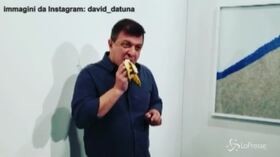 David Datuna mangia la banana di Cattelan: “E’ deliziosa” – IL VIDEO