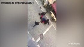 Sfocia in violenza la sfilata dei Krampus a Vipiteno: botte e calci sulla folla