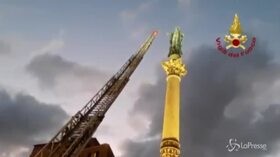 Festa dell’Immacolata, l’omaggio dei pompieri alla Vergine in Piazza di Spagna