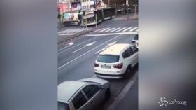 Milano, incidente filobus-camion Amsa: il video dello schianto