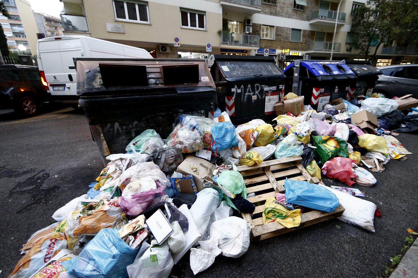 Rifiuti, Roma nel caos. Rischio Commissario, in città esasperazione e roghi