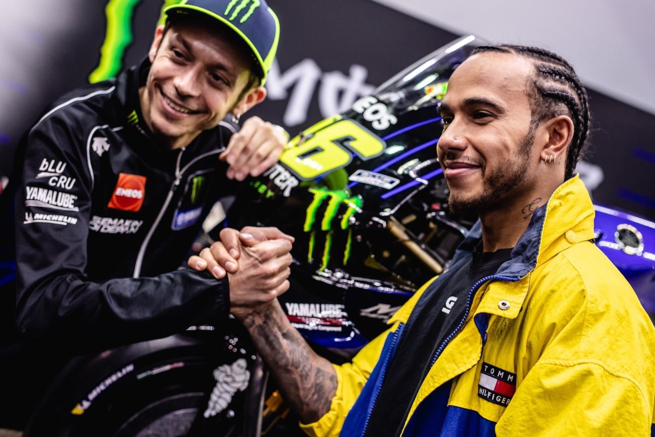 Rossi e Hamilton si scambiano i ruoli: adrenalina e divertimento a Valencia