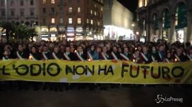 Antisemitismo, a Milano la marcia dei sindaci per Liliana Segre