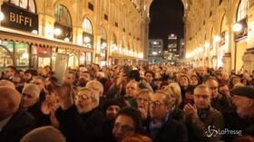 Manifestazione a Milano per Liliana Segre, applausi per la marcia dei sindaci