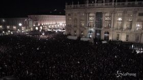 Le sardine invadono Torino, piazza Castello è gremita