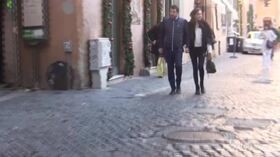 Salvini mano nella mano con la fidanzata e ai giornalisti: “Non mi lasciate mai in pace”. E poi attacca il Mes…