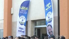 Salvini a Catanzaro per inaugurare la sede della Lega: abbracci e selfie