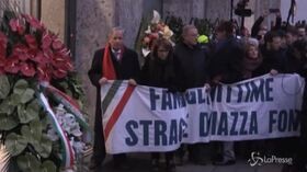 Il corteo per ricordare Piazza Fontana, in testa i familiari delle vittime: “Quel giorno scenari di guerra”