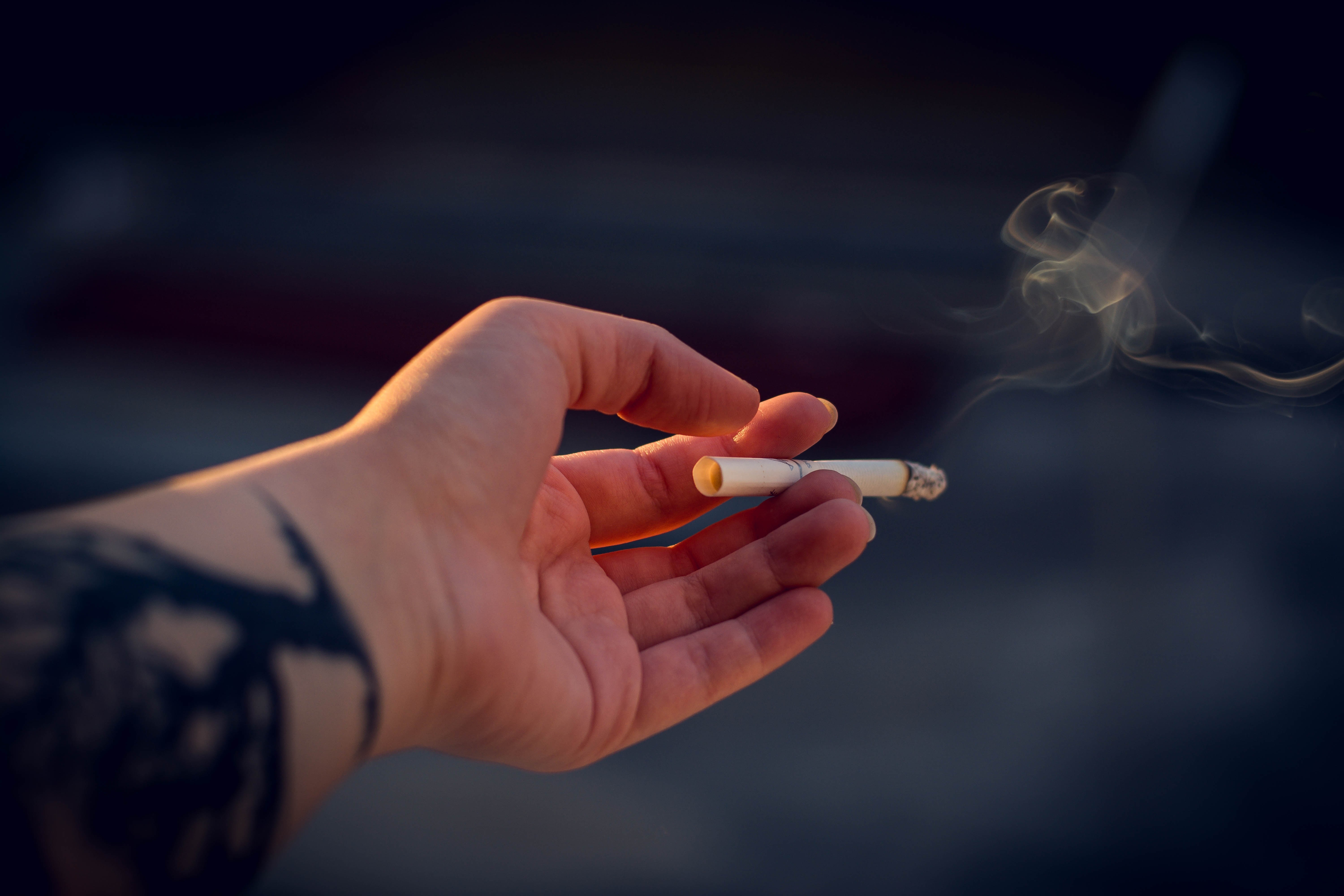 Salute, in Italia fuma 1 su 4. Al via in Lombardia ‘Spegni la sigaretta’