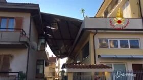 Ascoli Piceno, il vento spazza via la copertura di una palazzina
