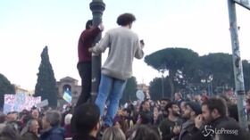 Sardine a Roma, “Chi non salta è della Lega…”