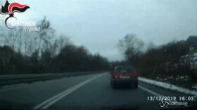 Esce dal carcere e ruba un’auto, l’inseguimento dei carabinieri