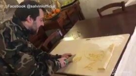 Domenica in cucina per Salvini, il leader della Lega alle prese coi tagliolini