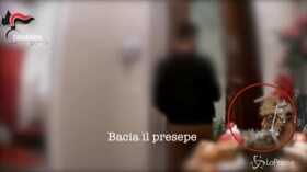 Torino, il ladro credente: sfonda la porta di casa ma bacia il presepe