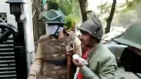 Violenze in India, le giovani fanno da scudo ai manganelli