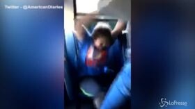 Usa: botte a un ragazzino sostenitore di Trump, il video dell’aggressione