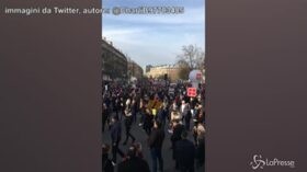 Sciopero Francia, folla in piazza a Parigi nel 13esimo giorno di mobilitazioni contro la riforma pensioni