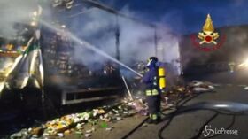 Scoppia lo pneumatico, tir in fiamme vicino Palermo